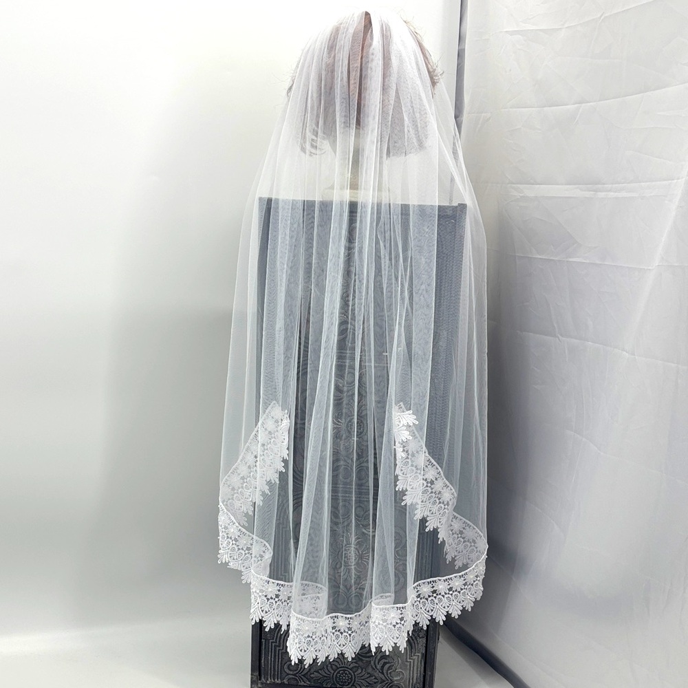 Elegant White Lace Bridal Veil